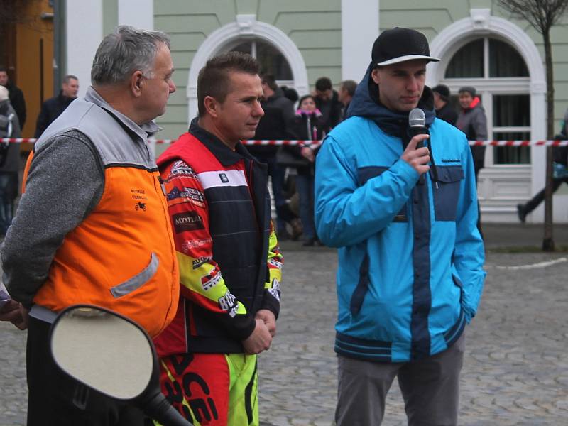 Na náměstí v Bučovicích se sešli členové Motoklubu Vícemilice, aby lidem zpříjemnili poslední den roku.