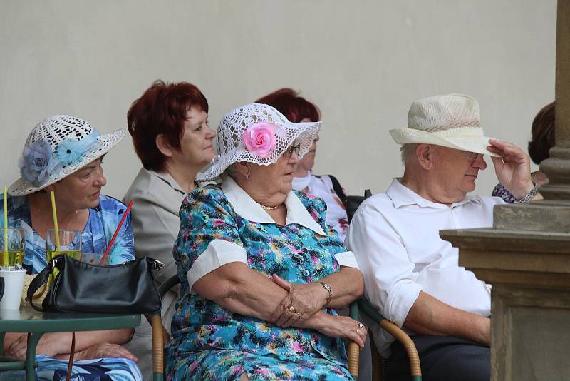 První republika na zámku. Bučovičtí uspořádali kloboukové odpoledne ve stylu dvacátých a třicátých let.