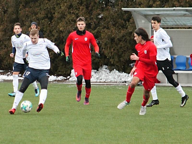 V prvním utkání v rámci zimní přípravy prohráli fotbalisté MFK Vyškov (bílé dresy) s dorostem Zbrojovky Brno (U19) 2:3. Zápas se hrál na umělé trávě ve Vyškově.