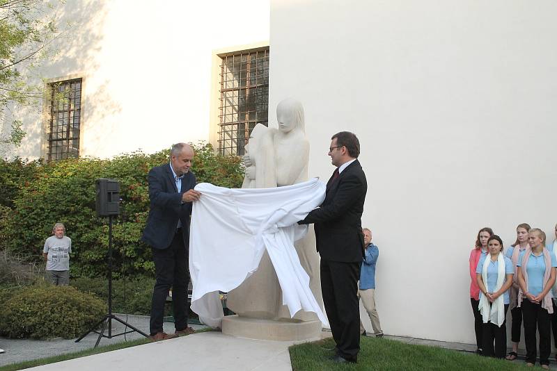 Vyškovský starosta odhalil památník společně se sochařem Radimem Hankem.