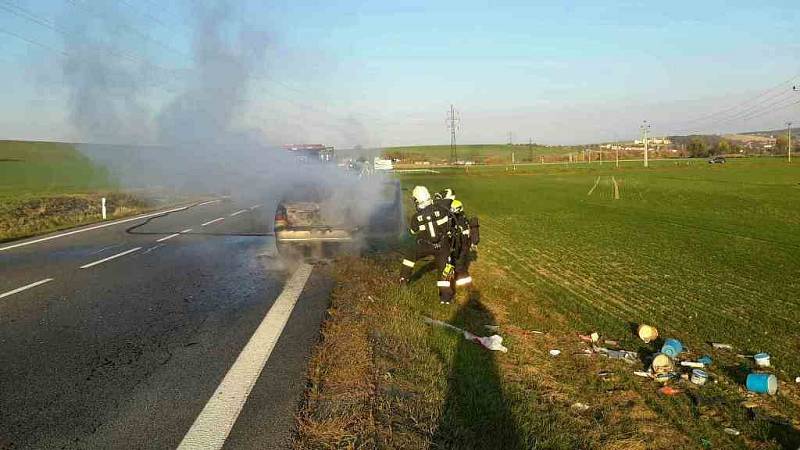 Požár Škody Felicia uzavřel provoz na silnici první třídy číslo 50 v bučovické místní části Marefy. 