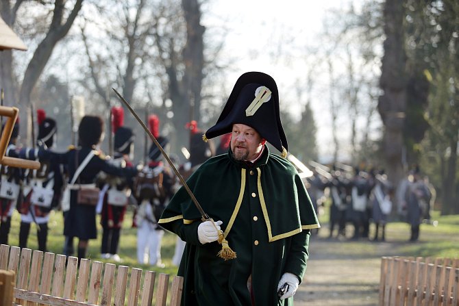V parku Zámku Slavkov bojovaly armády tří císařů o dobovou vesničku. Snímky z minulých ročníků.