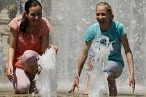 V horkých dnech by lidé kromě příjemného osvěžení ve fontáně měli dbát také na pravidlený pitný režim.