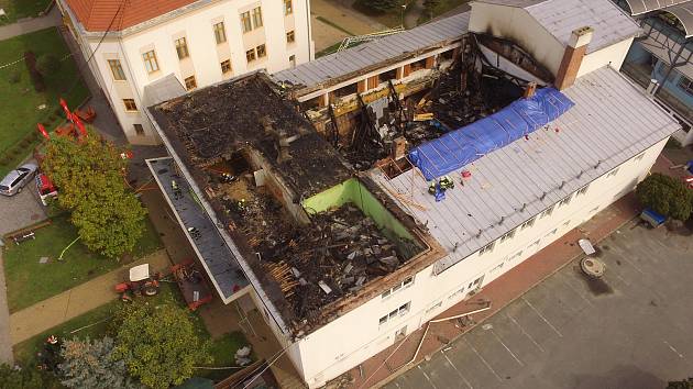 Pohled na kulturní dům v Drnovicích, který poničil požár.