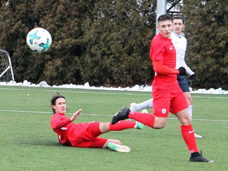 V prvním utkání v rámci zimní přípravy prohráli fotbalisté MFK Vyškov (bílé dresy) s dorostem Zbrojovky Brno (U19) 2:3. Zápas se hrál na umělé trávě ve Vyškově.