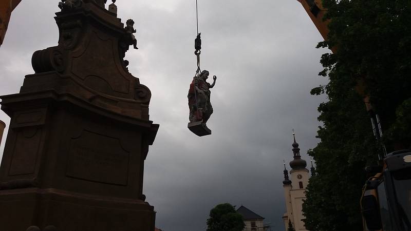 Opravenou sochu svatého Jana Křtitele včera nainstalovali na sousoší svatého Floriána v Ivanovicích na Hané.