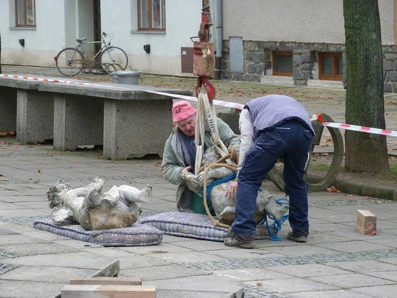 Rozebírání sousoší svatého Floriána na Palackého náměstí v roce 2012. Původní sochy nahradily kopie.