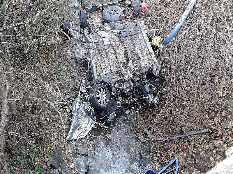 V katastru obce Pustiměřské Prusy na Vyškovsku skončila mladá žena s autem v potoce.