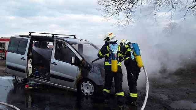 Za čtvrt hodiny dostali ve středu odpoledne vyškovští profesionální a švábeničtí dobrovolní hasiči pod kontrolu požár motoru dodávky u Ivanovic na Hané.