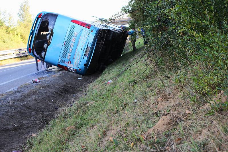 Při havárii polského autobusu nedaleko Drysic se zranilo 13 lidí.