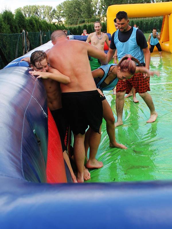 Turnaj ve vodním fotbale v Lysovicích přišel vhod nejen dětem, ale i dospělým.