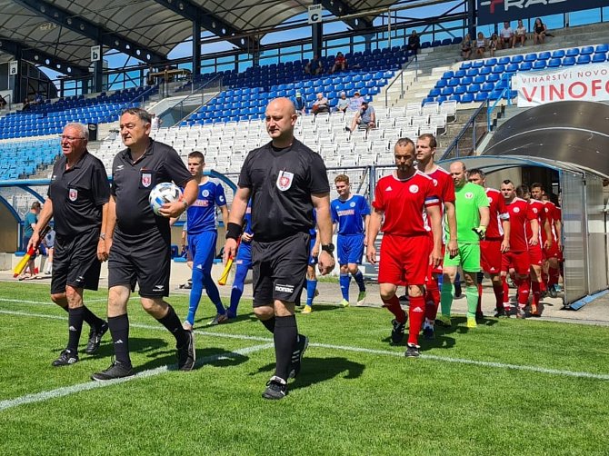 Miloslav Brtníček (uprostřed) ukončil více než čtyřicetiletou kariéru fotbalového rozhodčího.