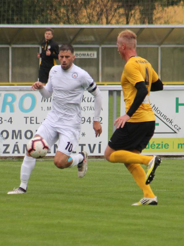 V přípravném utkání účastníků Moravskoslezské ligy porazil Slovan Rosice (žluté dresy) na domácím hřišti MFK Vyškov 4:0.