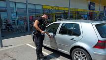 Policisté kontrolovali v Břeclavi zaparkovaná auta. Foto: se souhlasem Policie ČR
