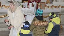Nadílkou děti obdaroval Mikuláš v zámecké kapli.