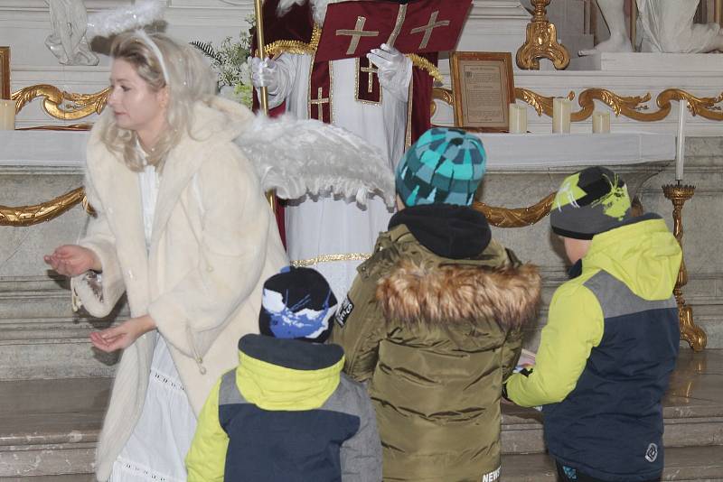 Nadílkou děti obdaroval Mikuláš v zámecké kapli.