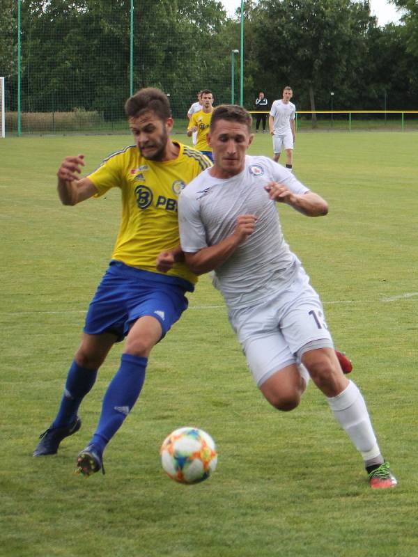V přípravném utkání na hřišti v Křižanovicích u Bučovic porazili fotbalisté Vyškova (bílé dresy) Velkou Bíteš 8:1.