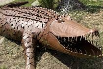 Nouzku zdobí od konce července socha krokodýla.