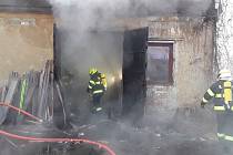Stolařská dílna hořela v neděli ráno ve Slavkově u Brna. Hasiči požár likvidovali několika vodními proudy.