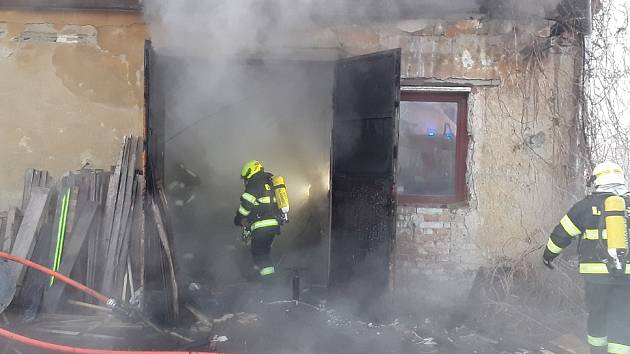 Stolařská dílna hořela v neděli ráno ve Slavkově u Brna. Hasiči požár likvidovali několika vodními proudy.