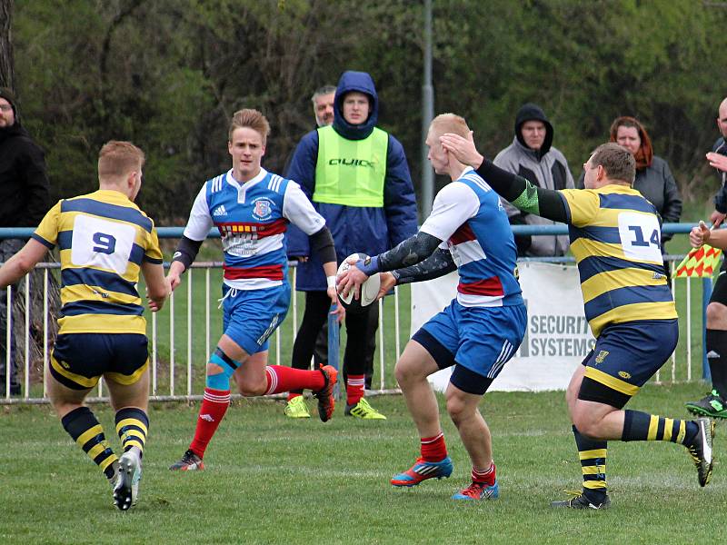 Ve 3. kole 1. ligy ragbistů porazil Jimi RC Vyškov (modré dresy)  nováčka soutěže RC Zlín vysoko 71:16.