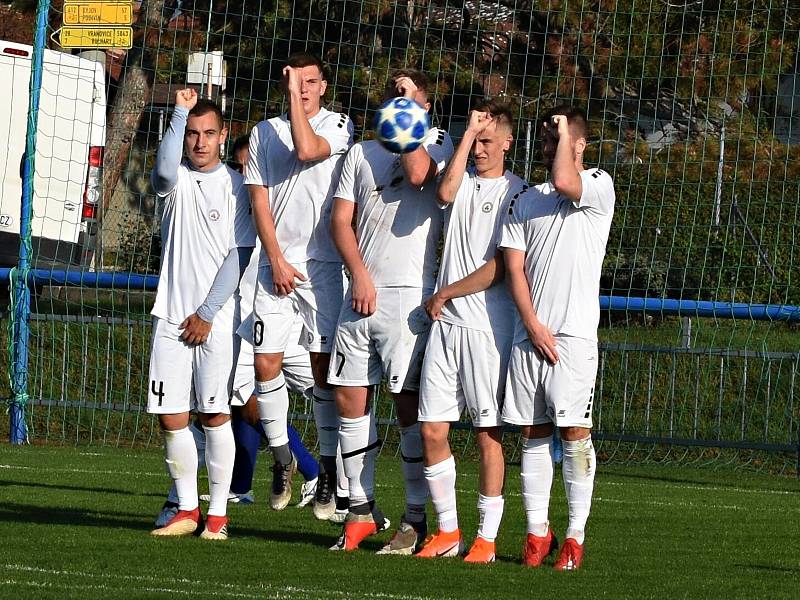 Vyškovský B tým (bílé dresy) postoupil do čela tabulky I. A třídy – skupiny B. Vyneslo ho tam vysoké vítězství nad Moravanem Lednice 5:1.