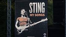 Několikrát odložený koncert Stinga přilákal tisíce posluchačů.