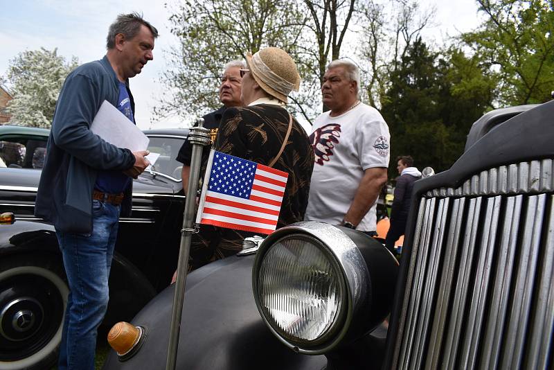 Vezl ministra, Baťu, poutníky i svatebčany. V Holáskách to byl legendární vůz, říká majitel veteránu značky Packard František Kundera.