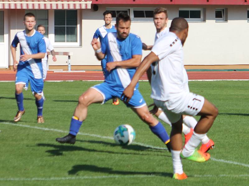 V utkání Moravskoslezské ligy prohrál MFK Vyškov (bílé dresy) se Spartkem Hulín 2:4.