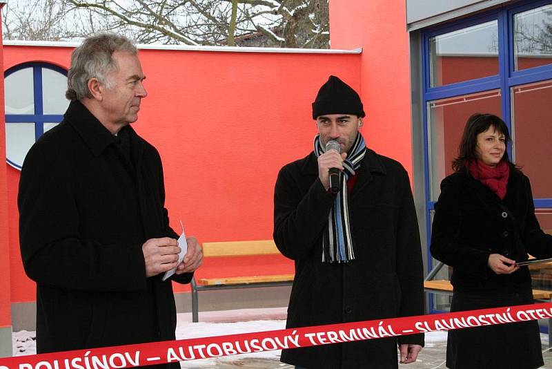 V Rousínově byla 22. prosince v deset hodin slavnostně přestřižena zástupci města páska od nového autobusového nádraží.