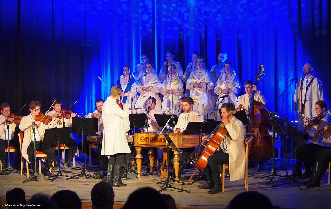 Vánoční koncert Cesta světla v podání souboru Ondráš ve Vyškově.
