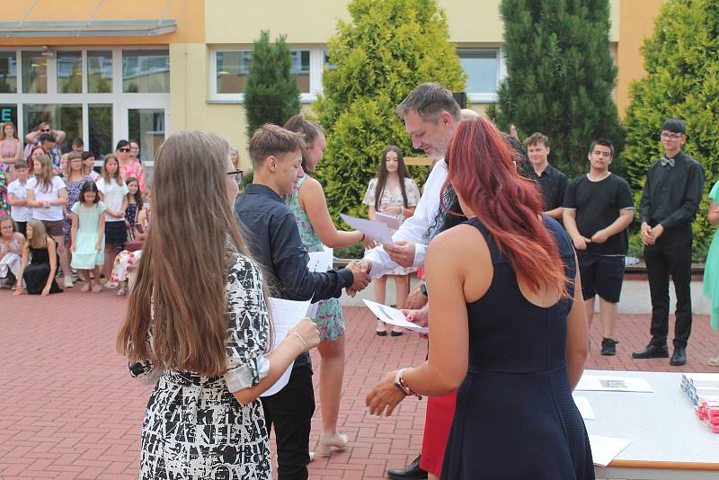 Slavnostního předávání vysvědčení se ve čtvrtek ráno dočkali žáci devátých ročníků na Základní škole Purkyňova ve Vyškově. Foto: se souhlasem Romana Říhy