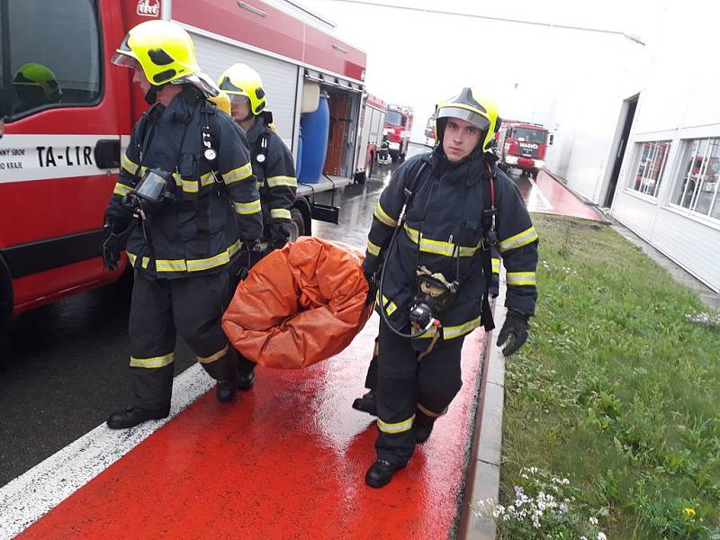 Zásah při úniku hořlavého a toxického plynu v pátek nacvičovalo třicet profesionálních i dobrovolných hasičů ve slavkovské průmyslové zástavbě.
