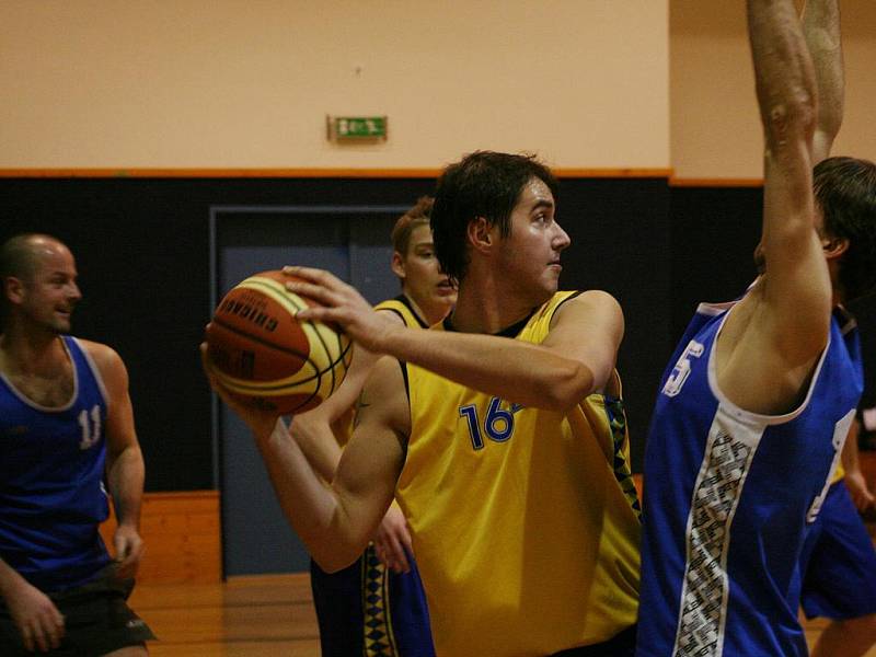 Basketbal, oblastní přebor II.: Vyškov (ve žlutém) vs Slavičín