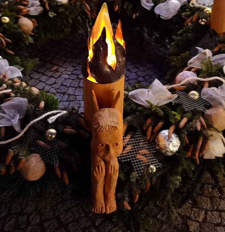 Na Masarykově náměstí ve Vyškově rozsvítili vánoční strom.