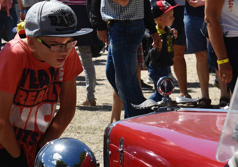 Veteranfest ve Slavkově u Brna navštívilo přes deset tisíc lidí, kteří obdivovali celkem tisíc dvacet aut, motorek a dalších veteránů.