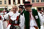 Folklórní soubory zatančily na vyškovském Masarykově náměstí Hanáckou besedu a vytvořily nový rekord v počtu zúčastněných.