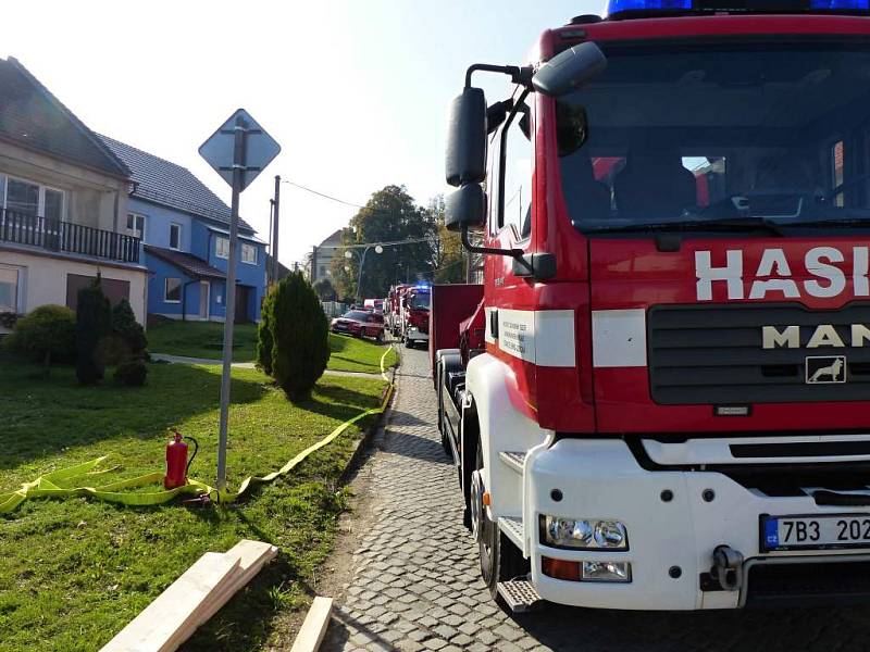 Míchačka slisovala auto v Brankovicích na Vyškovsku a ještě nabourala rodinný dům. Hasiči museli budovu zajistit.