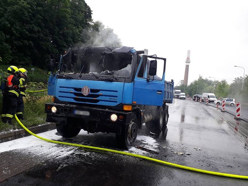 Pět jednotek hasičů vyjíždělo v pátek po deváté hodině ráno k hořícímu kamionu na obchvatu Slavkova u Brna.