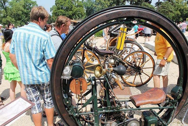 Slavkovský zámek znovu hostil nejen veterány. Oldtimer festival navštívily tisíce lidí.