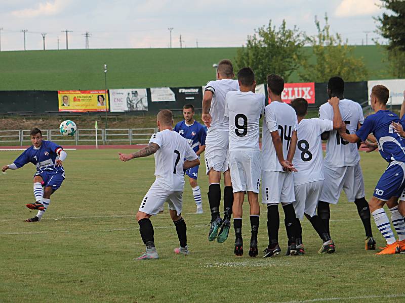 V jihomoravském derby 2. kola Moravskoslezské ligy zvítězili fotbalisté Líšně (modré dresy) ve Vyškově 2:0.