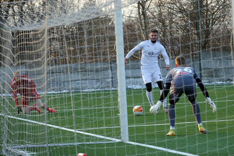 Fotbalisté MFK Vyškov (bílé dresy) rozehráli Zimní Tipsport ligu porážkou se Sigmou Olomouc 2:4.