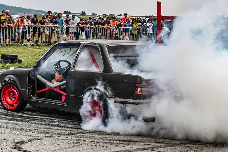 Tuning motor party mohli navštívit o uplynulém víkendu lidé na vyškovském letišti.