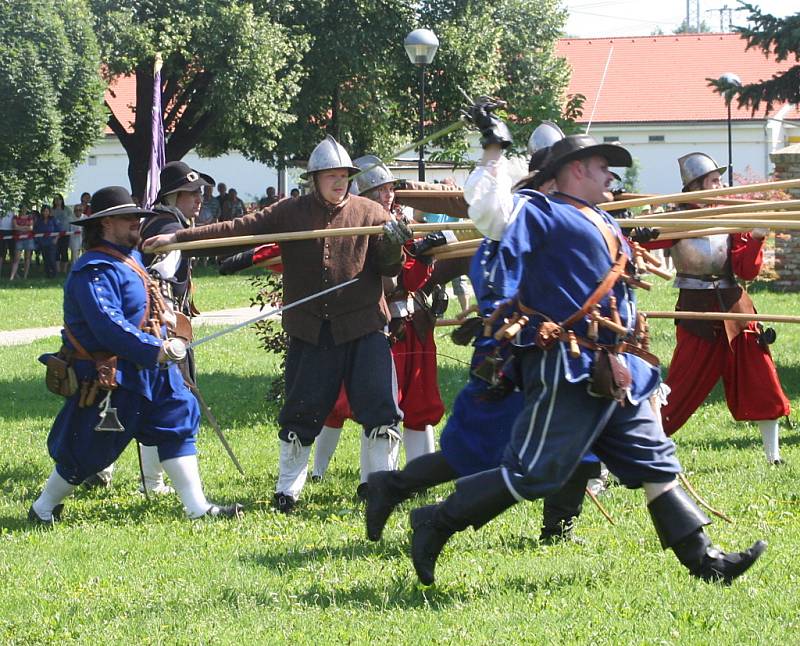 Bučovice zažily další Městské slavnosti. Už podruhé se při nich při rekonstrukci bitvy z roku 1645 pokusilo švédské vojsko dobýt zámek. Neúspěšně. Spojené síly Bučovanů nepřítele odrazily a zahnaly na útěk.