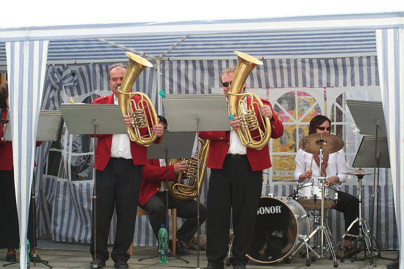 Lunapark, koncert dechové hudby a výstava dětských obrázků. Lákadla, která doprovázela dopolední jarní trhy, které pořádalo město Ivanovice na Hané.