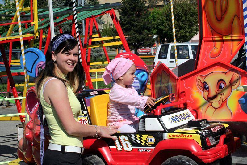 Lunapark, koncert dechové hudby a výstava dětských obrázků. Lákadla, která doprovázela dopolední jarní trhy, které pořádalo město Ivanovice na Hané.