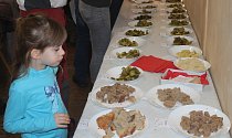 V Podomí pořádali první ročník Podomského mlaskání. Lidé chutnali několik druhů sekaných, okurků a chlebů.