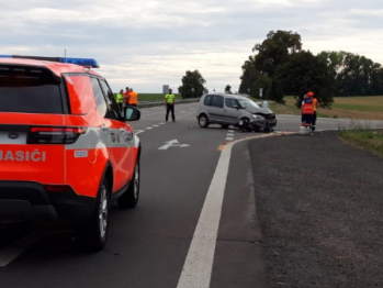 K tragické dopravní nehodě spěchali v sobotu kolem třetí hodiny odpolední záchranáři, hasiči a policie na křižovatku nedaleko Lulče. Střetl se tam motocyklista s osobním autem. Motorkář na místě zahynul.