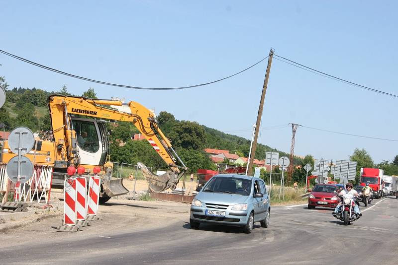 Kvůli rekonstrukci křižovatky v Nesovicích se před obcí tvoří kolony v obou směrech.