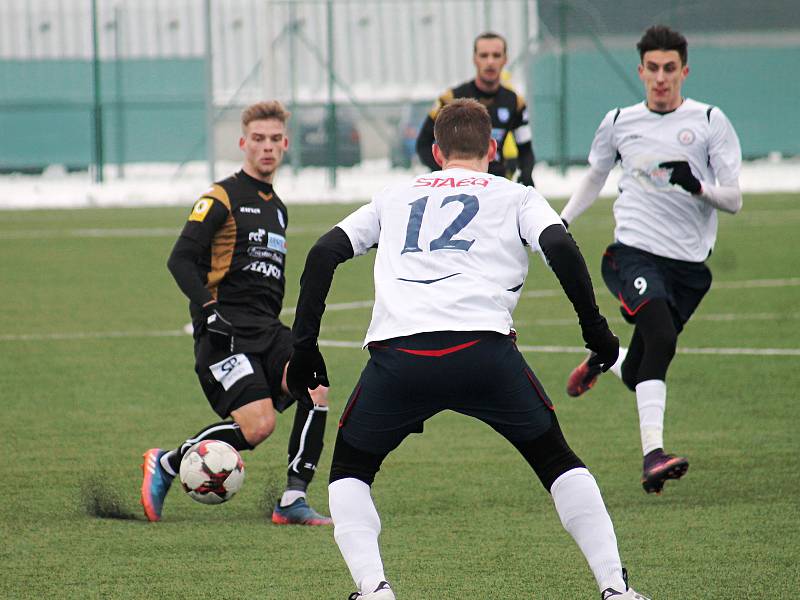 V přípravnýém fotbalovém utkání prohrál MFK Vyškov (v bílých dresech) s druholigovým 1. SC Znojmo 0:3.